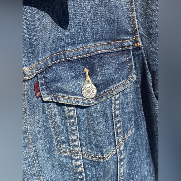 Levi’s Women’s Denim Trucker Jacket | Classic Blue Jean Jacket | Size L - Picture 9 of 12